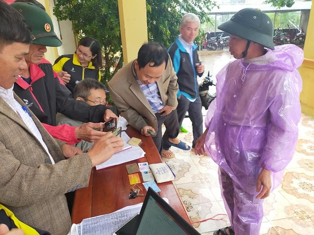 Người đàn ông trả lại dây chuyền vàng lẫn trong gói đồ cứu trợ - 1 Người đàn ông trả lại dây chuyền vàng lẫn trong gói đồ cứu trợ - 1