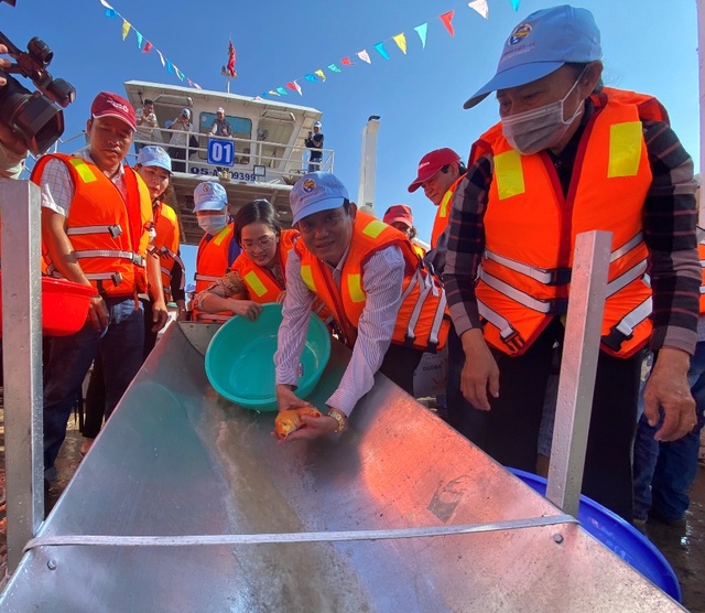 Thả gần 19 tấn cá giống xuống sông tái tạo nguồn lợi thủy sản - 2 Thả gần 19 tấn cá giống xuống sông tái tạo nguồn lợi thủy sản - 2