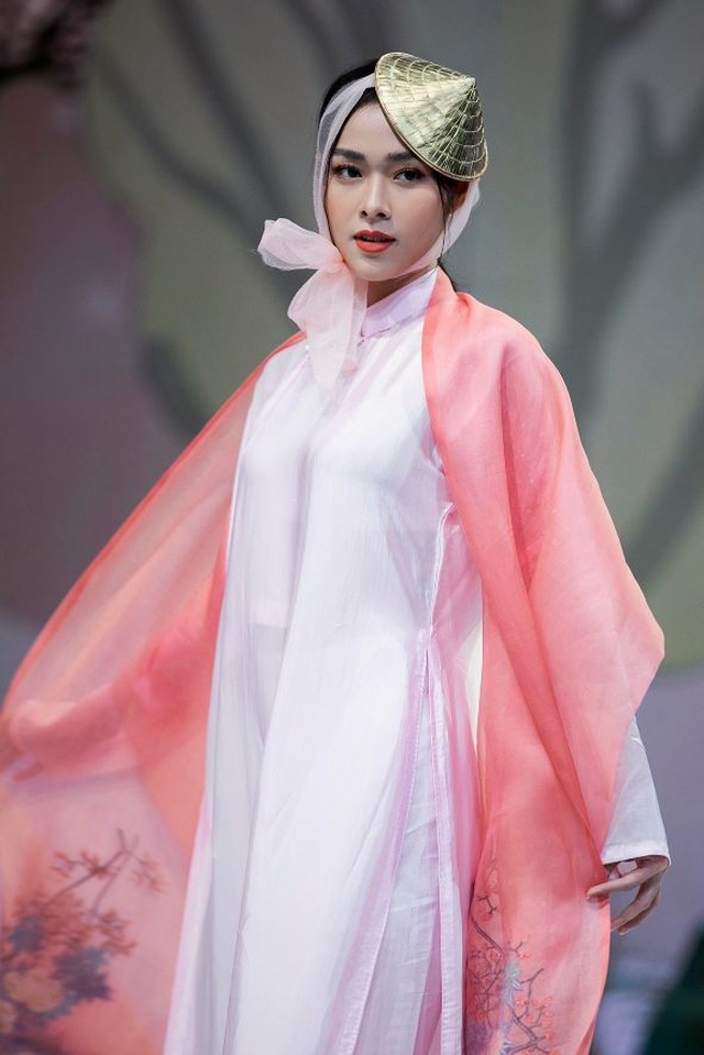 Diệp Bảo Ngọc tỏa sáng trên sàn catwalk - 2 Diệp Bảo Ngọc tỏa sáng trên sàn catwalk - 2
