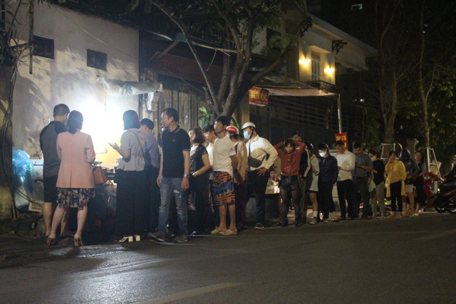 Quán thịt quay không biển hiệu, khách xếp hàng mua từ lúc chưa mở bán - 13 Quán thịt quay không biển hiệu, khách xếp hàng mua từ lúc chưa mở bán - 13