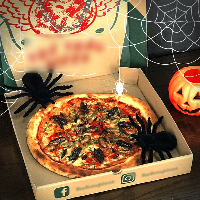 Toát mồ hôi nếm thử pizza lúc nhúc côn trùng ở Hà Nội - 1 Toát mồ hôi nếm thử pizza lúc nhúc côn trùng ở Hà Nội - 1