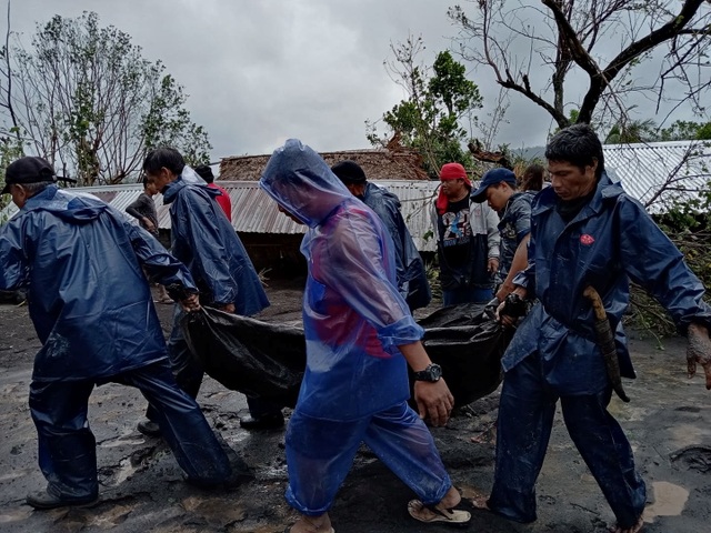 Siêu bão Goni gây vỡ đê, tàn phá các công trình ở Philippines - 1