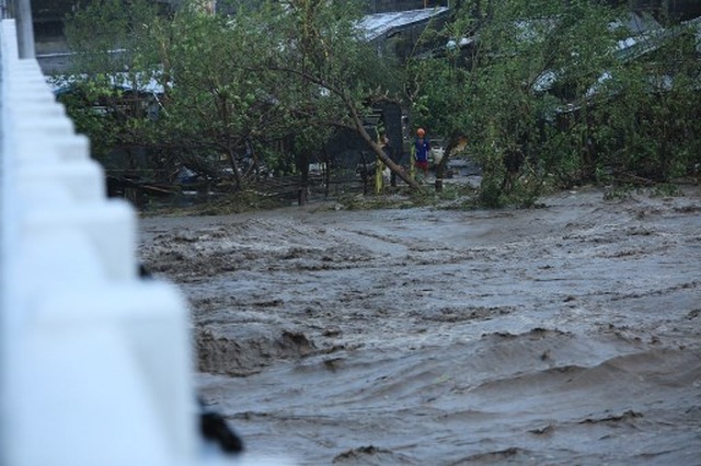 Siêu bão Goni gây vỡ đê, tàn phá các công trình ở Philippines - 2