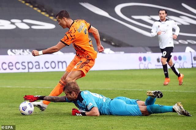 C.Ronaldo sút phạt đền kiểu panenka, Juventus thắng tưng bừng - 4 C.Ronaldo sút phạt đền kiểu panenka, Juventus thắng tưng bừng - 4