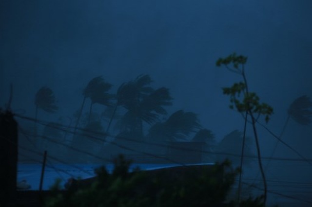 Siêu bão Goni gây vỡ đê, tàn phá các công trình ở Philippines - 3