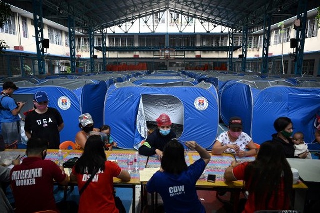 Siêu bão Goni gây vỡ đê, tàn phá các công trình ở Philippines - 6