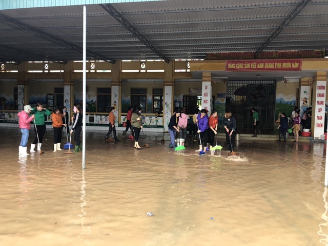 Cần lắm những bàn tay bạn đọc giúp đỡ cô trò gượng dậy sau lũ - 2 Cần lắm những bàn tay bạn đọc giúp đỡ cô trò gượng dậy sau lũ - 2