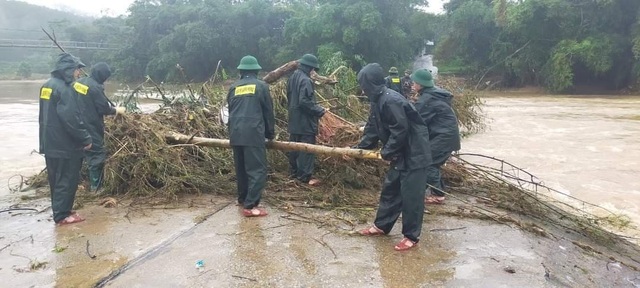 Khi về đến nhà thì tất cả đã bị nước lũ cuốn trôi - 13 Khi về đến nhà thì tất cả đã bị nước lũ cuốn trôi - 13