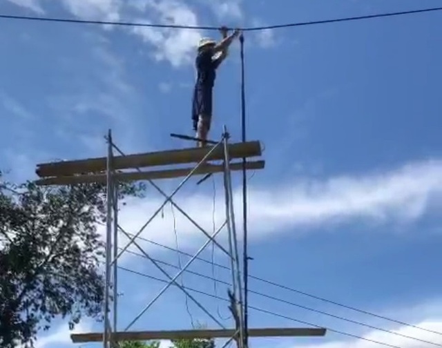 Quảng Ngãi: Người dân bắt giàn giáo, cắt dây điện 22KV đi ngang vườn - 1 Quảng Ngãi: Người dân bắt giàn giáo, cắt dây điện 22KV đi ngang vườn - 1