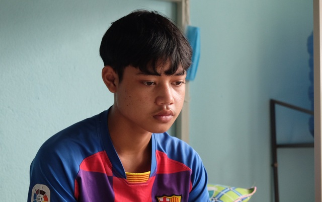 Trắng đêm cầu mong “phép màu” đến với người thân - 1 Trắng đêm cầu mong “phép màu” đến với người thân - 1