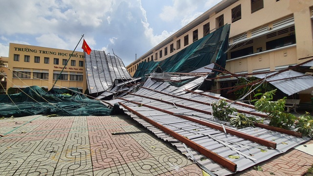 Giông lốc cuốn phăng nguyên mái tôn của trường học ở Sài Gòn - 10 Giông lốc cuốn phăng nguyên mái tôn của trường học ở Sài Gòn - 10