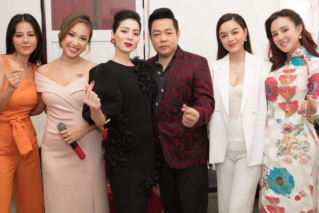 Sao lén ủng hộ hàng tỷ đồng, dùng điện thoại cục gạch xông xáo cứu trợ - 1 Sao lén ủng hộ hàng tỷ đồng, dùng điện thoại cục gạch xông xáo cứu trợ - 1