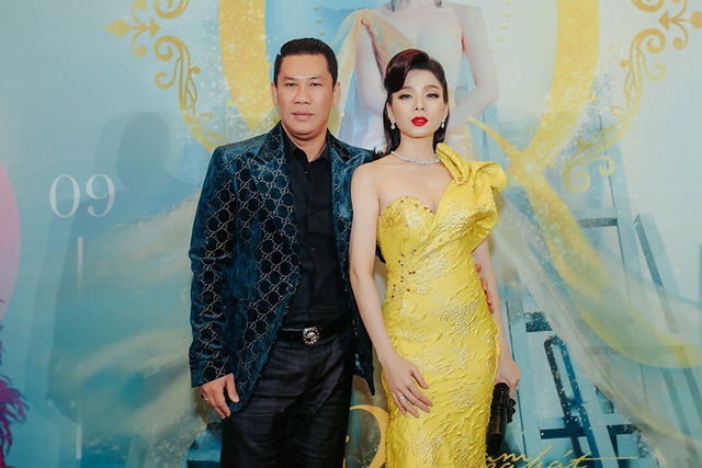 Sao lén ủng hộ hàng tỷ đồng, dùng điện thoại cục gạch xông xáo cứu trợ - 8 Sao lén ủng hộ hàng tỷ đồng, dùng điện thoại cục gạch xông xáo cứu trợ - 8