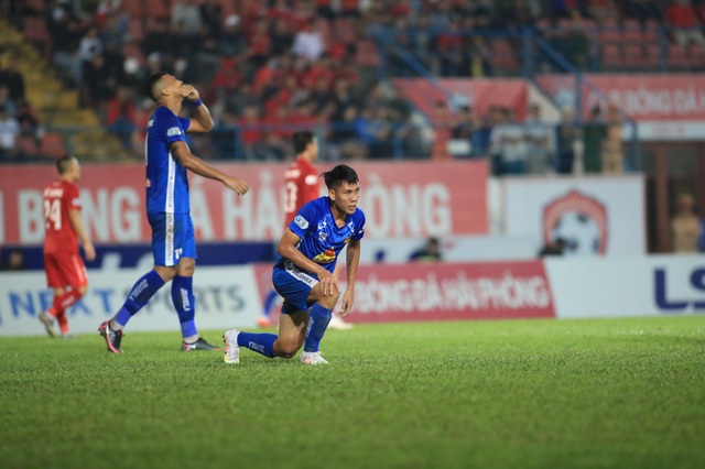 Vé trụ hạng của CLB Nam Định và nỗi buồn cựu vương V-League - 2 Vé trụ hạng của CLB Nam Định và nỗi buồn cựu vương V-League - 2