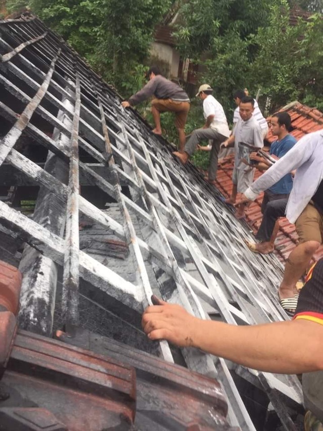Người dân đang tập trung cứu chữa những gì còn sót lại sau vụ cháy. Người dân đang tập trung cứu chữa những gì còn sót lại sau vụ cháy.