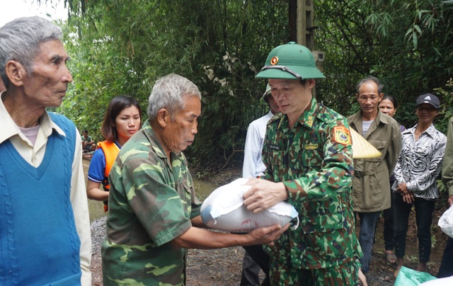 Ký ức kinh hoàng của người đàn ông “đẩy vợ con qua tường rào chạy lũ - 7 Ký ức kinh hoàng của người đàn ông “đẩy vợ con qua tường rào chạy lũ - 7