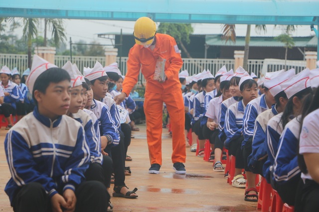 Trang bị kỹ năng sử dụng điện an toàn cho học sinh vùng cao - 2 Trang bị kỹ năng sử dụng điện an toàn cho học sinh vùng cao - 2