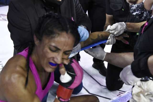 Nhà vô địch MMA gãy tay kinh hoàng sau khi dính đòn khóa - 2 Nhà vô địch MMA gãy tay kinh hoàng sau khi dính đòn khóa - 2