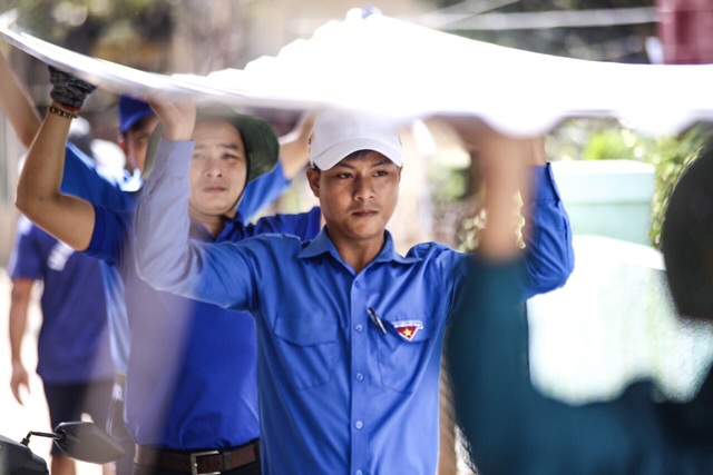 Áo xanh, khăn rằn phương Nam ra miền Trung khắc phục hậu quả bão lũ - 6 Áo xanh, khăn rằn phương Nam ra miền Trung khắc phục hậu quả bão lũ - 6