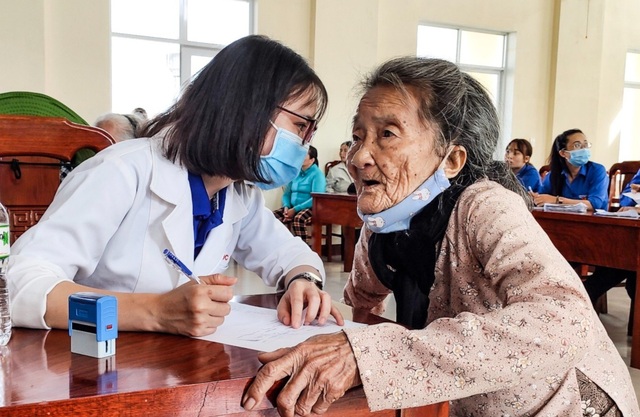 Áo xanh, khăn rằn phương Nam ra miền Trung khắc phục hậu quả bão lũ - 9 Áo xanh, khăn rằn phương Nam ra miền Trung khắc phục hậu quả bão lũ - 9