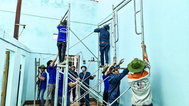 Áo xanh, khăn rằn phương Nam ra miền Trung khắc phục hậu quả bão lũ - 8 Áo xanh, khăn rằn phương Nam ra miền Trung khắc phục hậu quả bão lũ - 8