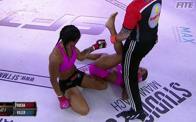 Nhà vô địch MMA gãy tay kinh hoàng sau khi dính đòn khóa - 1 Nhà vô địch MMA gãy tay kinh hoàng sau khi dính đòn khóa - 1