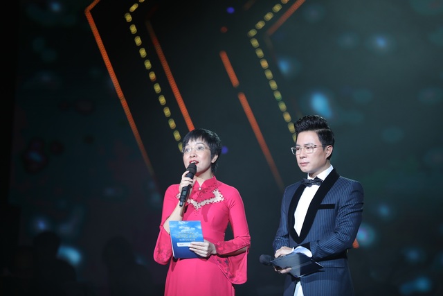 Nghệ sĩ nước mắt lưng tròng khi hát về miền Trung - 1 Nghệ sĩ nước mắt lưng tròng khi hát về miền Trung - 1