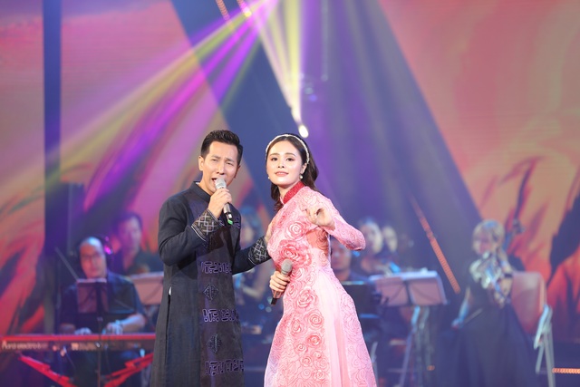 Nghệ sĩ nước mắt lưng tròng khi hát về miền Trung - 3 Nghệ sĩ nước mắt lưng tròng khi hát về miền Trung - 3