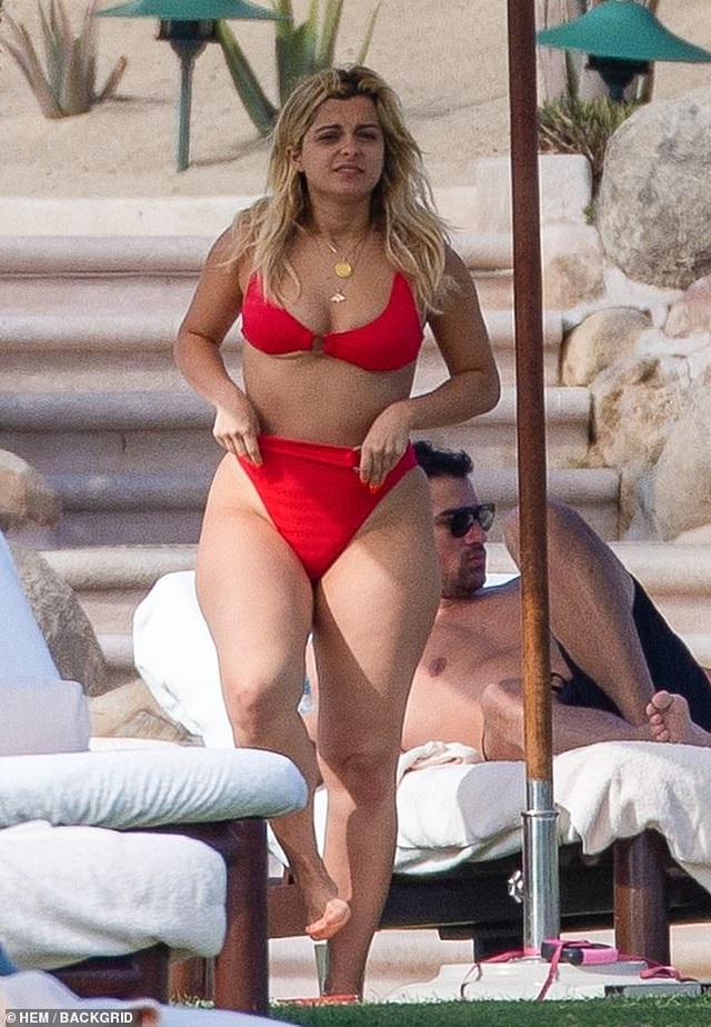 Bebe Rexha lộ dáng đẫy đà khi diện bikini - 4 Bebe Rexha lộ dáng đẫy đà khi diện bikini - 4