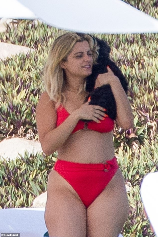 Bebe Rexha lộ dáng đẫy đà khi diện bikini - 1 Bebe Rexha lộ dáng đẫy đà khi diện bikini - 1
