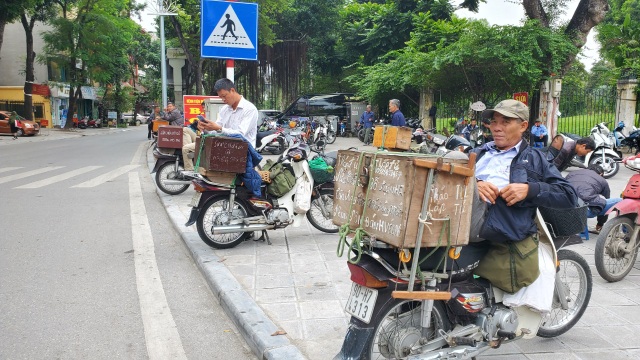 Nghề cầm cưa đứng phố ngóng Tết - 2