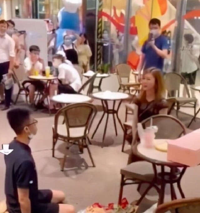 Bị chàng trai gặp đâu cầu hôn đó, cô gái quỳ lạy xin buông tha - 1 Bị chàng trai gặp đâu cầu hôn đó, cô gái quỳ lạy xin buông tha - 1