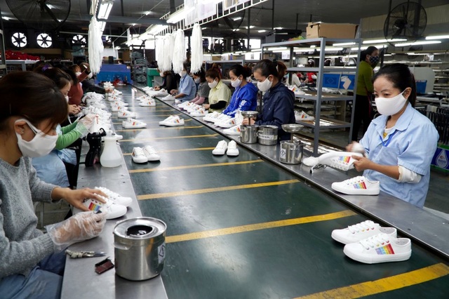 Dệt may gặp nhiều khó khăn, da giày “chật vật” tìm đơn hàng mới - 2 Dệt may gặp nhiều khó khăn, da giày “chật vật” tìm đơn hàng mới - 2