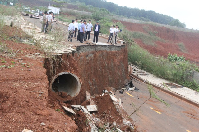Liên tục sạt lở, con đường hàng trăm tỷ tại Đắk Nông biến mất trong đất đá - 7 Liên tục sạt lở, con đường hàng trăm tỷ tại Đắk Nông biến mất trong đất đá - 7