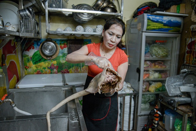 Strange hot pot dish has a sensitive name, customers blush when enjoying in Hanoi - 5