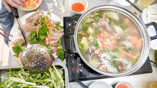 Strange hot pot dish has a sensitive name, customers blush when enjoying in Hanoi - 8