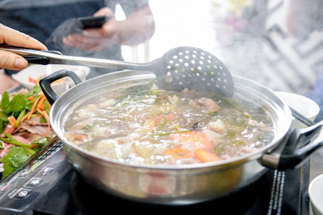 Strange hot pot dish has a sensitive name, customers blush when enjoying in Hanoi - 7