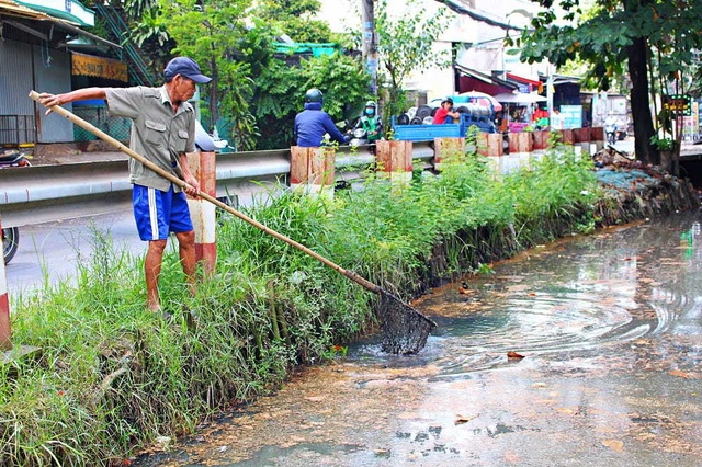 Người cựu binh 6 năm vớt rác, nhặt kim tiêm trên kênh Sài Gòn - 1 Người cựu binh 6 năm vớt rác, nhặt kim tiêm trên kênh Sài Gòn - 1