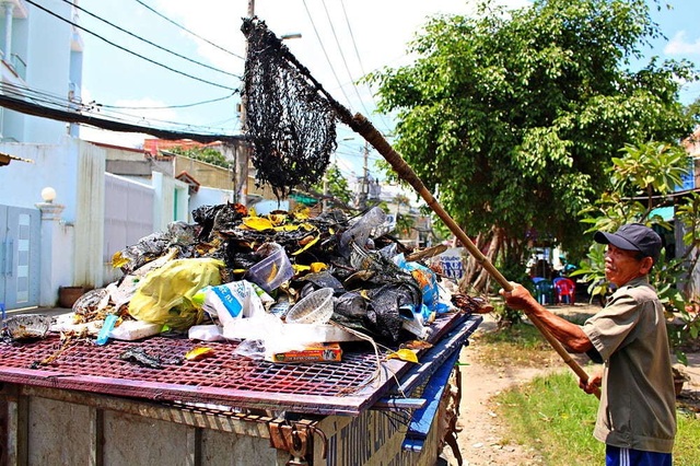Người cựu binh 6 năm vớt rác, nhặt kim tiêm trên kênh Sài Gòn - 2 Người cựu binh 6 năm vớt rác, nhặt kim tiêm trên kênh Sài Gòn - 2