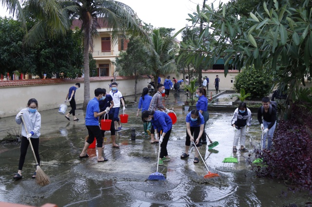 Các tình nguyện viên hỗ trợ vệ sinh tại xã Hưng lợi, huyện Hưng Nguyên.

.