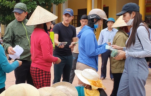 Công Vinh lo lắng nhưng vẫn trách Thủy Tiên vì lo chuyện thiên hạ - 2 Công Vinh lo lắng nhưng vẫn trách Thủy Tiên vì lo chuyện thiên hạ - 2