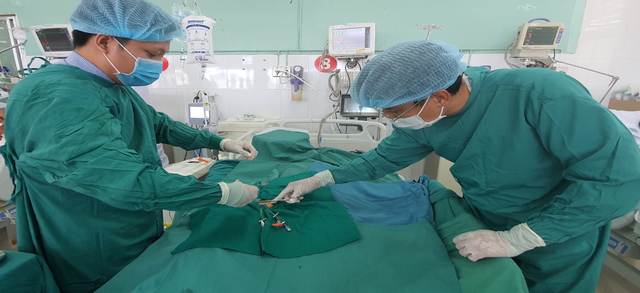 Dùng kỹ thuật cổ xưa cứu sống nạn nhân bị điện giật - 1 Dùng kỹ thuật cổ xưa cứu sống nạn nhân bị điện giật - 1