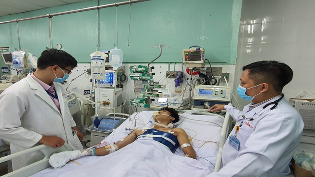 Dùng kỹ thuật cổ xưa cứu sống nạn nhân bị điện giật - 3 Dùng kỹ thuật cổ xưa cứu sống nạn nhân bị điện giật - 3