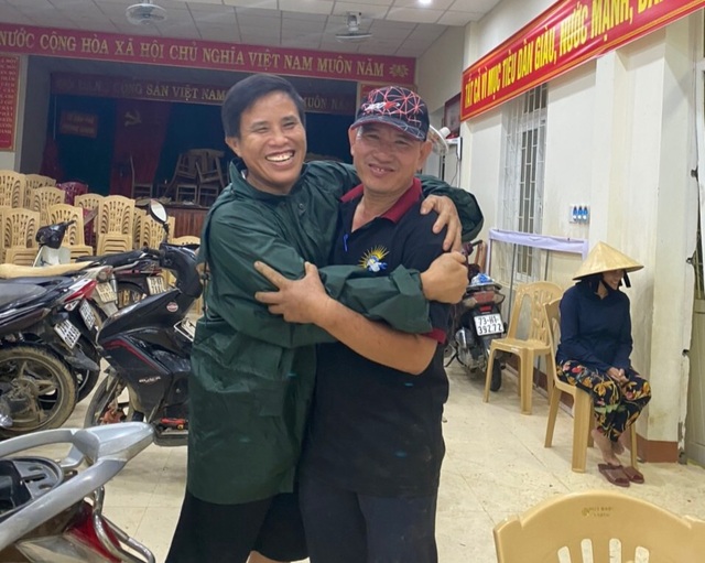 Hàng chục tình nguyện viên về vùng lũ, “hồi sinh” xe máy cho người dân - 5 Hàng chục tình nguyện viên về vùng lũ, “hồi sinh” xe máy cho người dân - 5