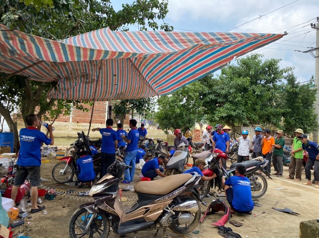 Hàng chục tình nguyện viên về vùng lũ, “hồi sinh” xe máy cho người dân - 1 Hàng chục tình nguyện viên về vùng lũ, “hồi sinh” xe máy cho người dân - 1