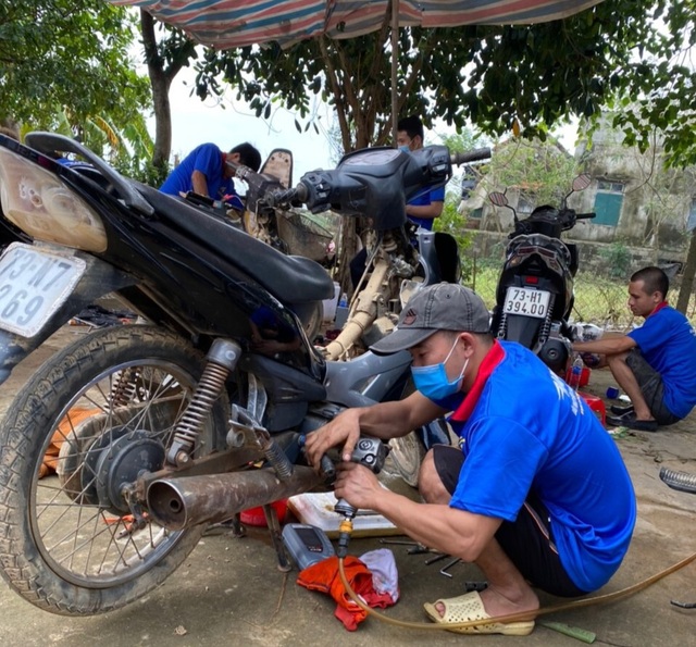 Hàng chục tình nguyện viên về vùng lũ, “hồi sinh” xe máy cho người dân - 3 Hàng chục tình nguyện viên về vùng lũ, “hồi sinh” xe máy cho người dân - 3