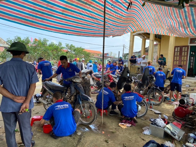 Hàng chục tình nguyện viên về vùng lũ, “hồi sinh” xe máy cho người dân - 4 Hàng chục tình nguyện viên về vùng lũ, “hồi sinh” xe máy cho người dân - 4