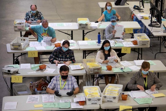 Attempts to Count Votes Overnight in US Elections - 13