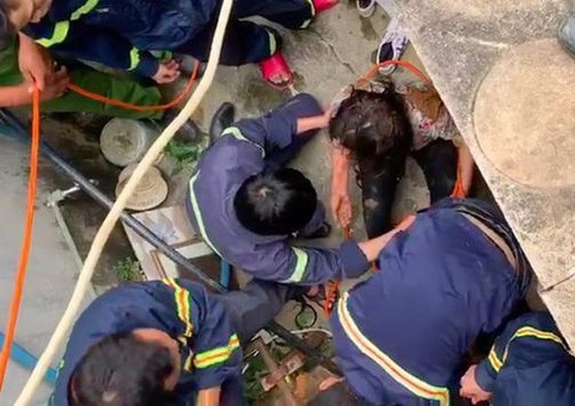 Cứu sống một phụ nữ rơi xuống giếng sâu 25 m - 1 Cứu sống một phụ nữ rơi xuống giếng sâu 25 m - 1