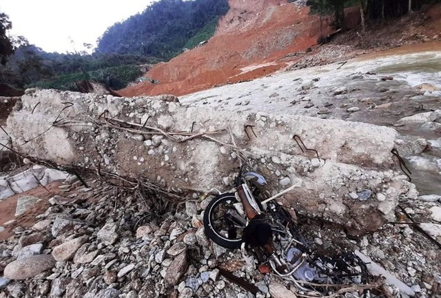 Sạt lở Rào Trăng 3: Xe máy, quần áo công nhân lẫn trong đống đổ nát - 3 Sạt lở Rào Trăng 3: Xe máy, quần áo công nhân lẫn trong đống đổ nát - 3